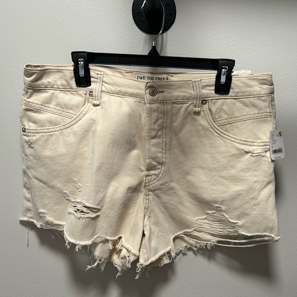 NWT- Women’s Denim Distressed Now or Never Ecru Free People Shorts Size 29